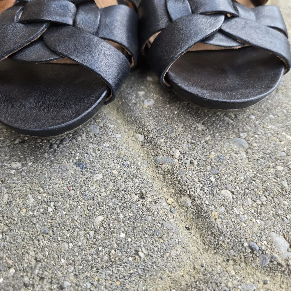 Clarks Artisan Leather Sandals Buckle Accents Ladies 9
